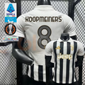 Juventus black and white short-sleeve jersey, front and back views with KOOPMEINERS 8 print, white polo collar and gold Jeep detailing.
