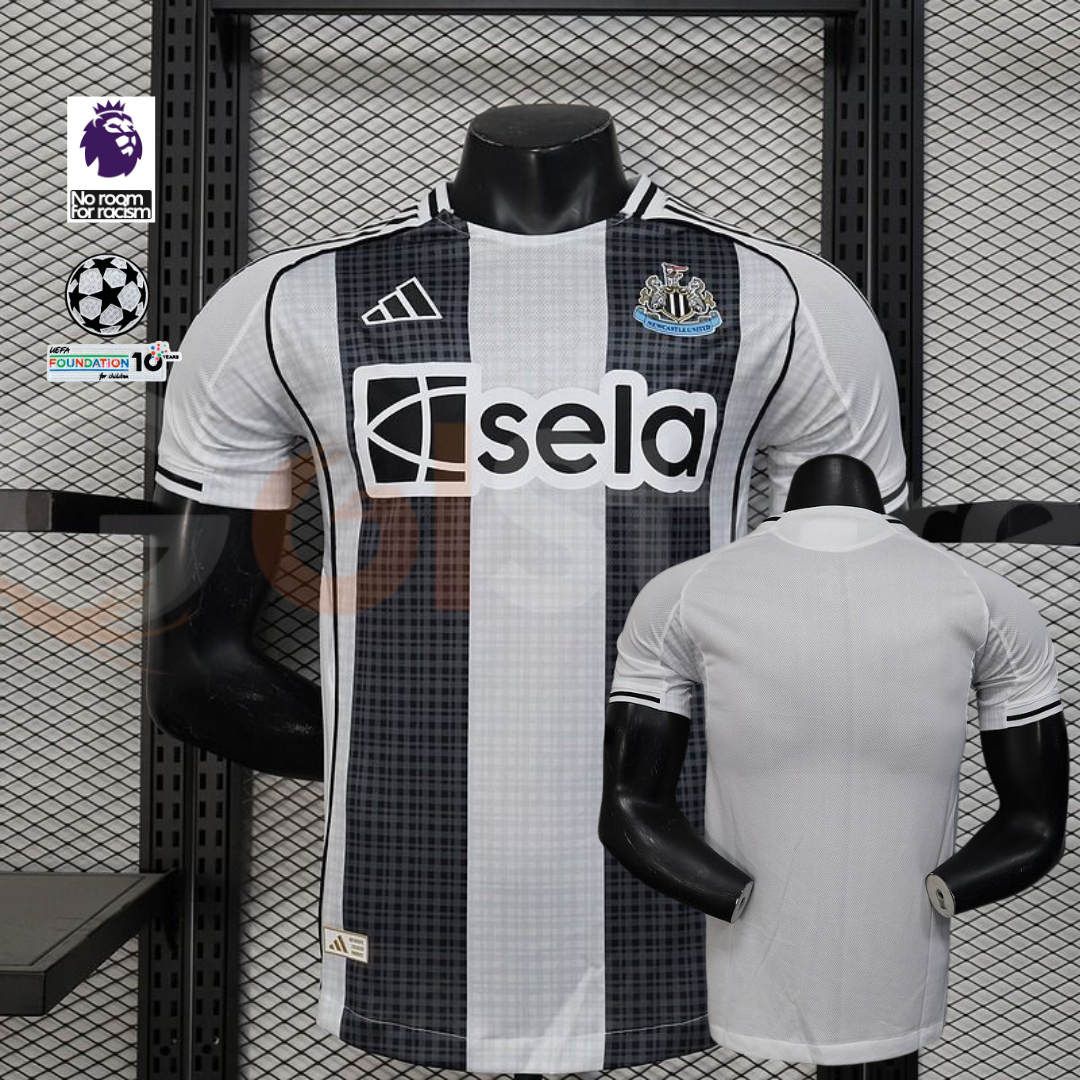  Front and back views of a black and white Newcastle United short-sleeve home jersey with Sela sponsor and a plain white back, alongside Premier League and UCL badge graphics.